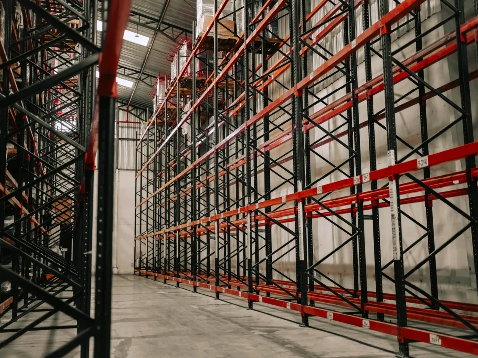 Gudang industri dengan rak penyimpanan untuk perencanaan cold storage Cikarang